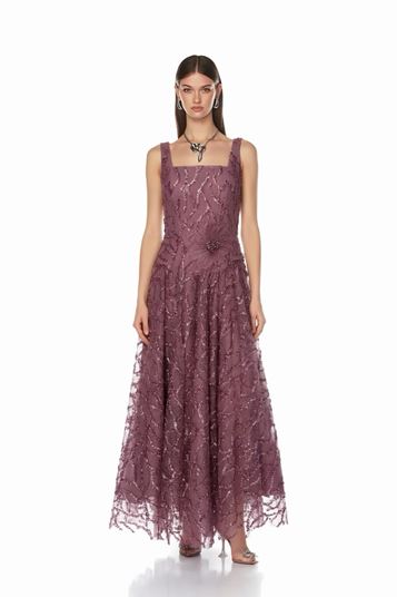 Abito da sera con ricami di rose